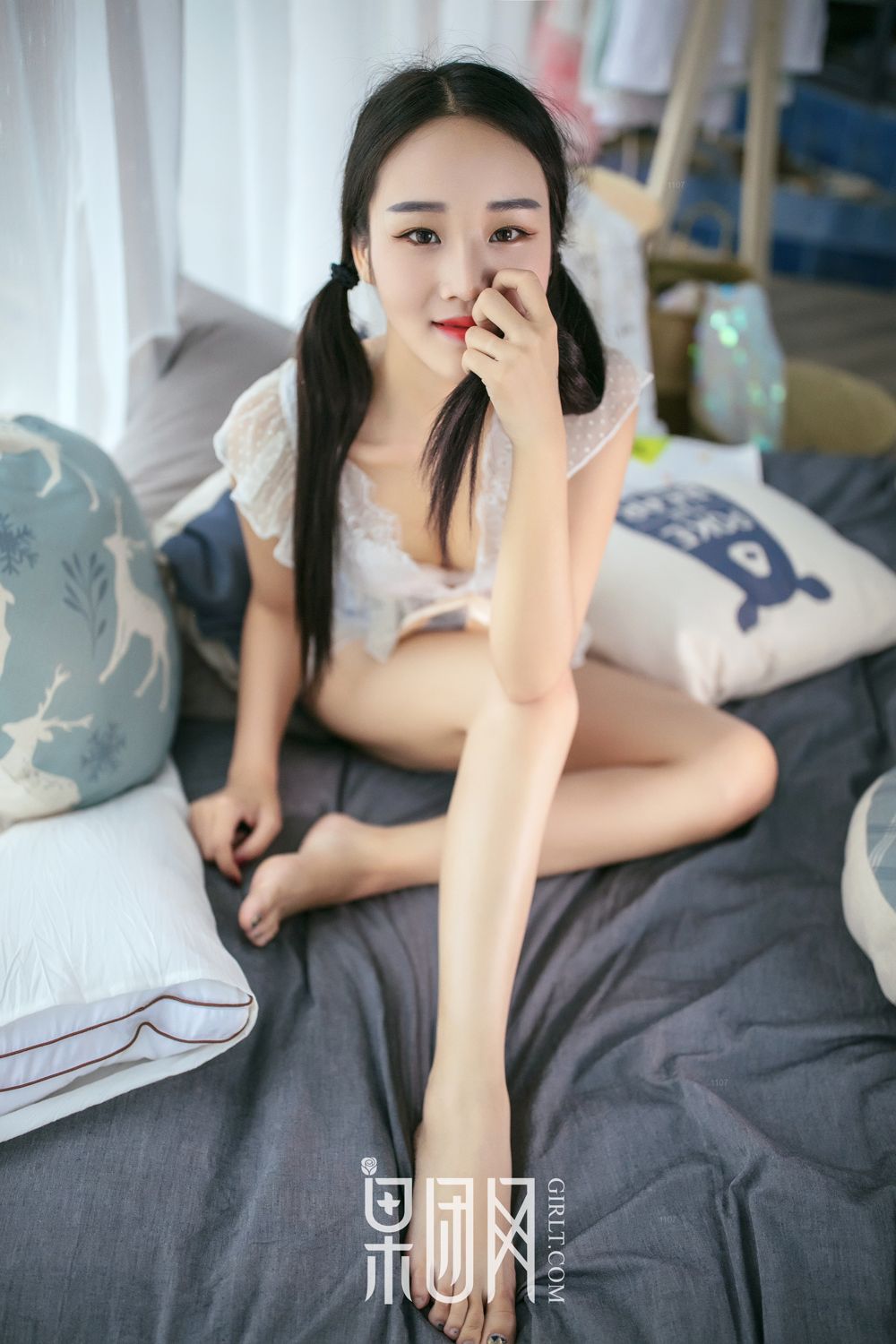 痴情少女衣衫不整 姿容曼妙惹人怜爱