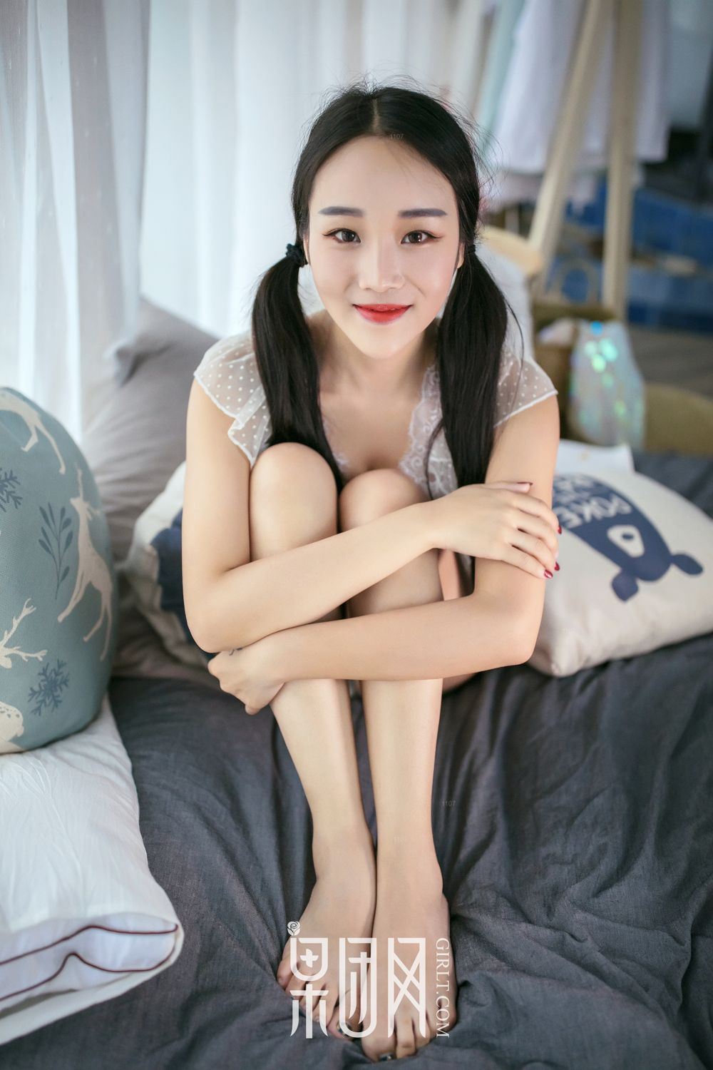 痴情少女衣衫不整 姿容曼妙惹人怜爱