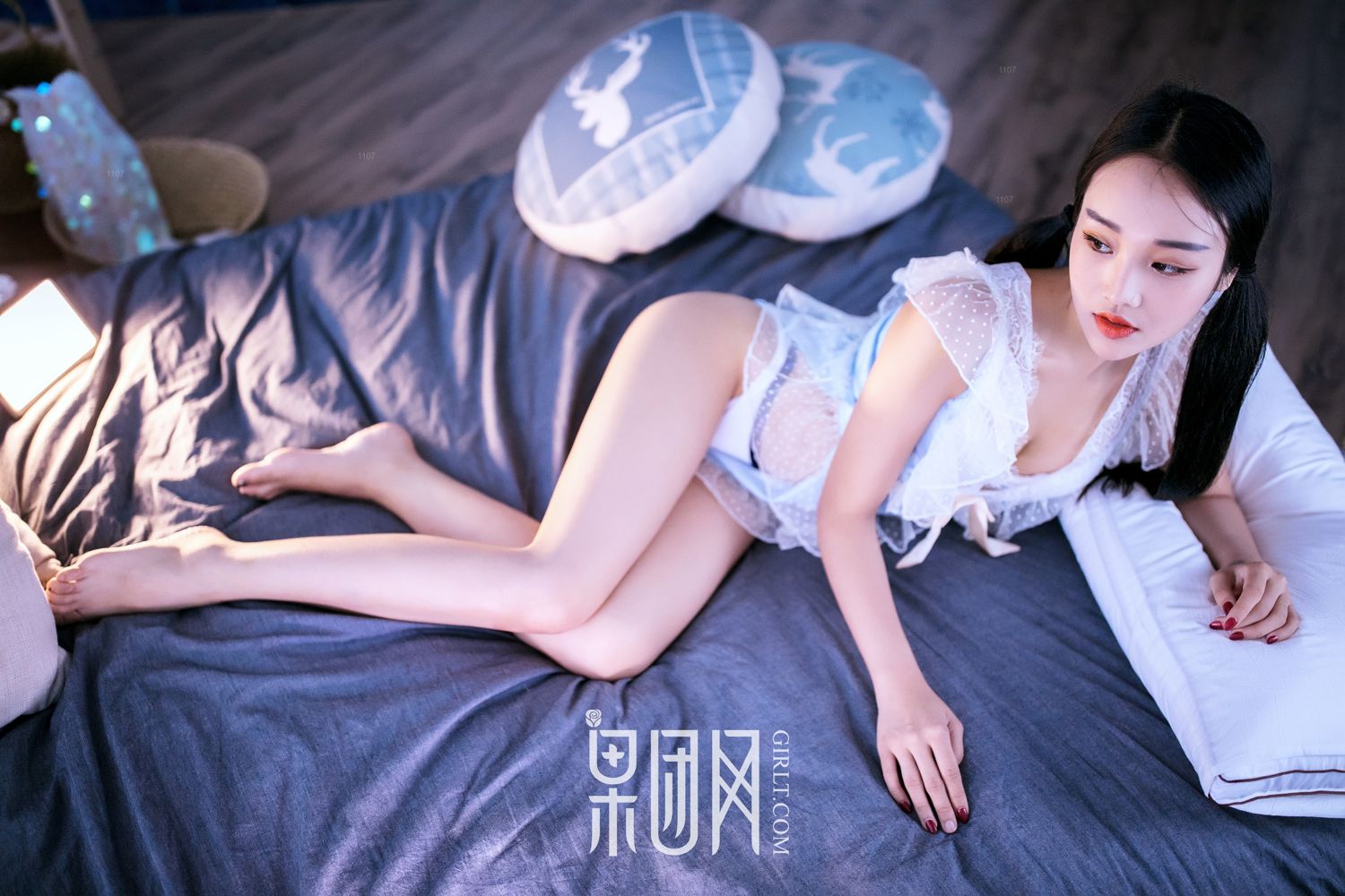 痴情少女衣衫不整 姿容曼妙惹人怜爱