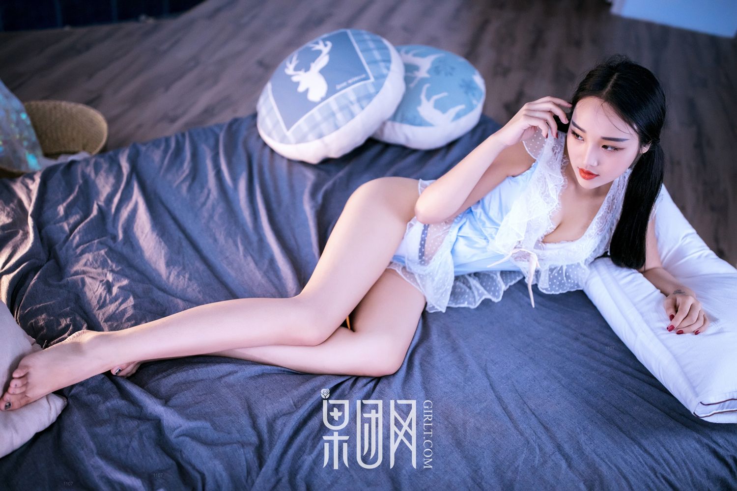痴情少女衣衫不整 姿容曼妙惹人怜爱