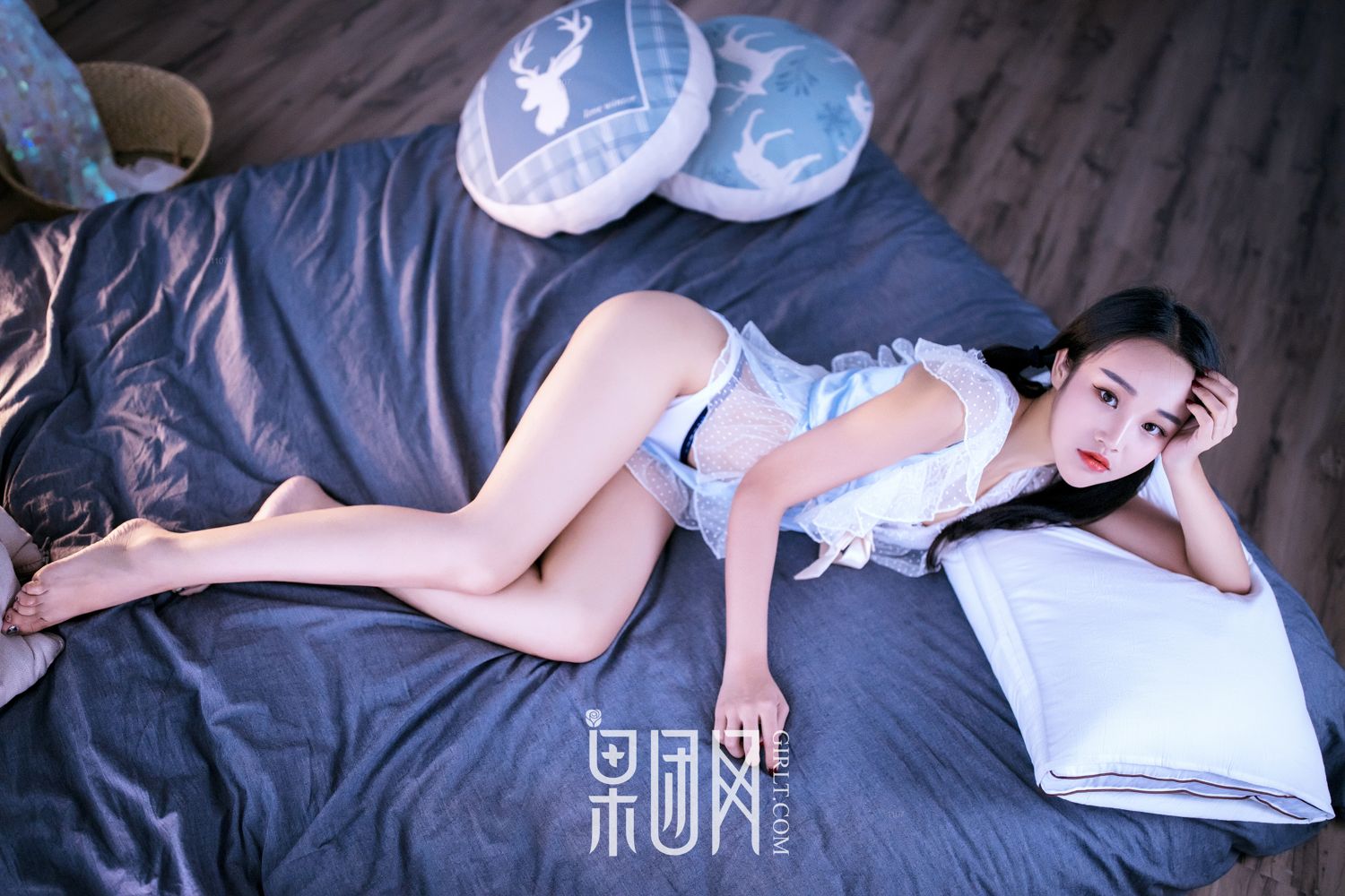 痴情少女衣衫不整 姿容曼妙惹人怜爱