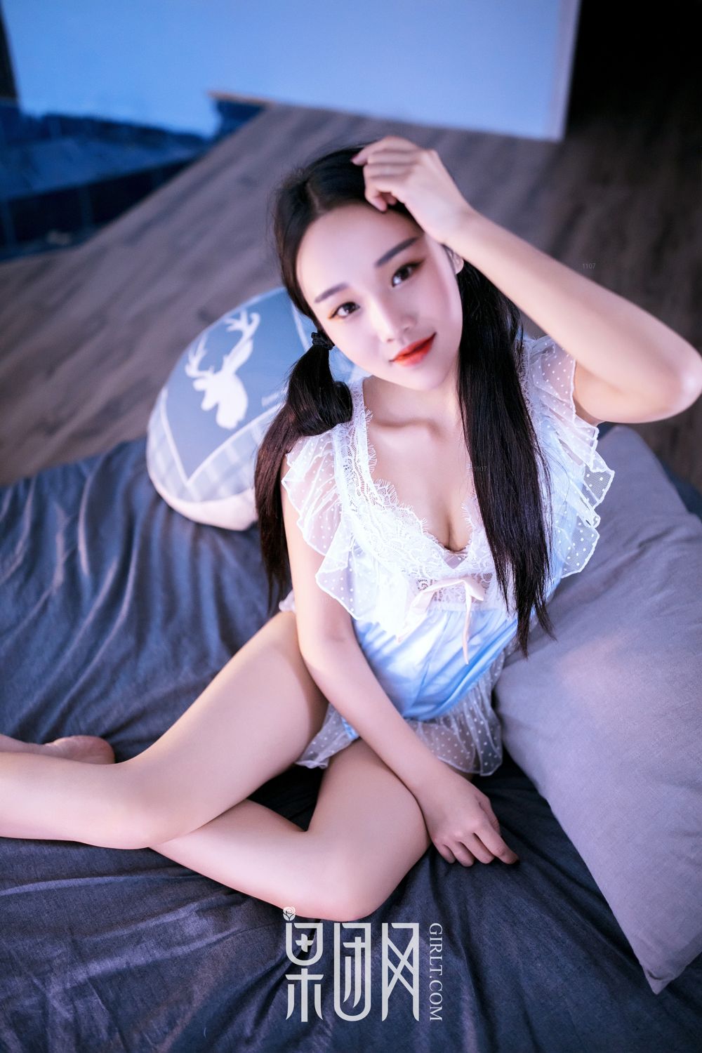 痴情少女衣衫不整 姿容曼妙惹人怜爱