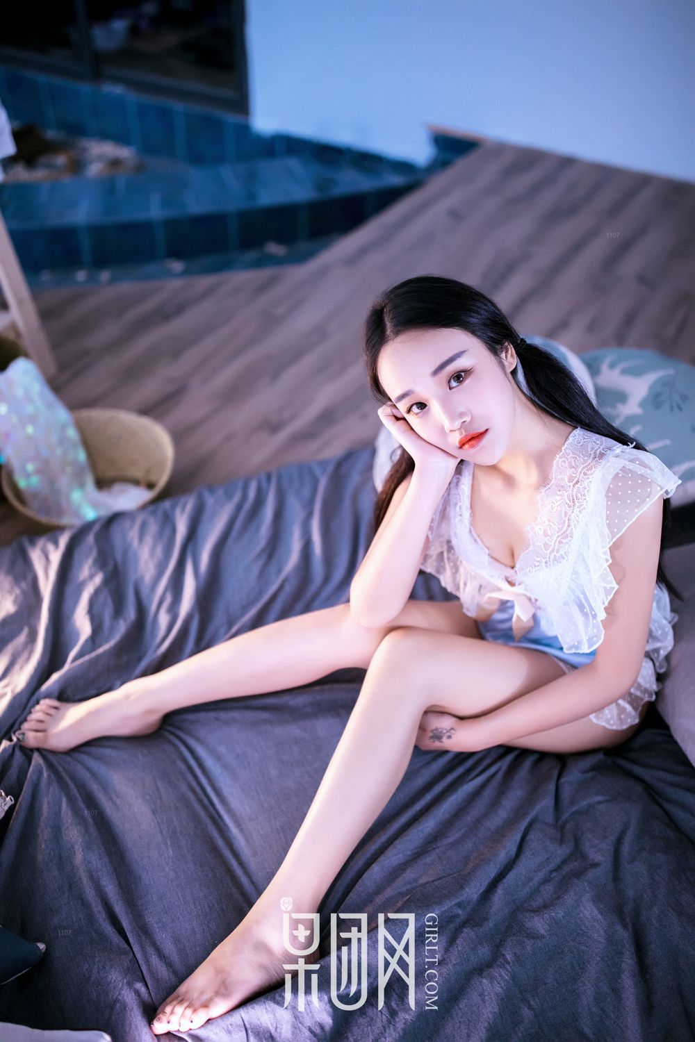 痴情少女衣衫不整 姿容曼妙惹人怜爱