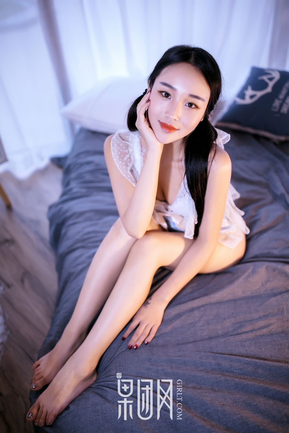 痴情少女衣衫不整 姿容曼妙惹人怜爱