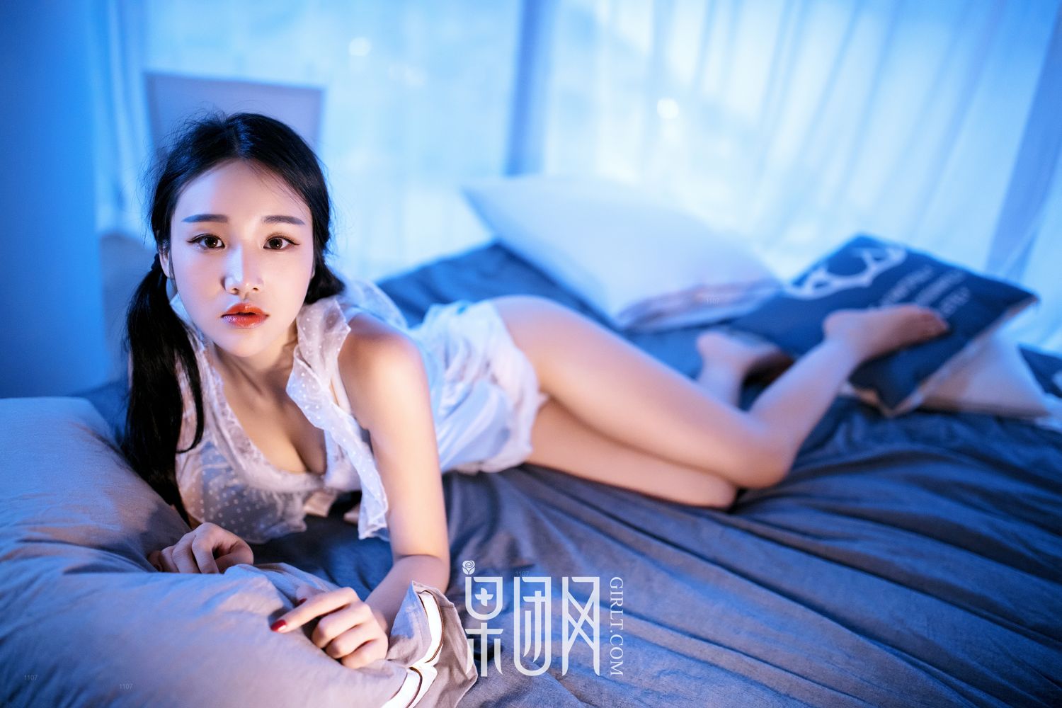 痴情少女衣衫不整 姿容曼妙惹人怜爱