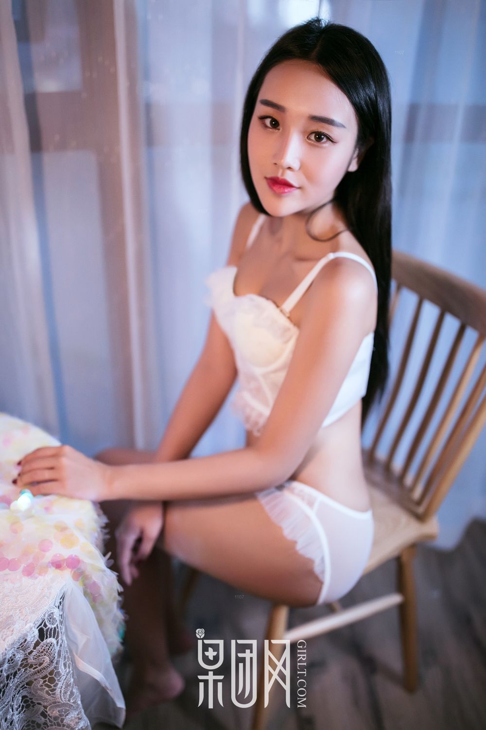 痴情少女衣衫不整 姿容曼妙惹人怜爱