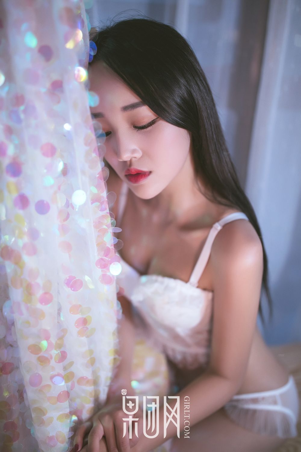 痴情少女衣衫不整 姿容曼妙惹人怜爱