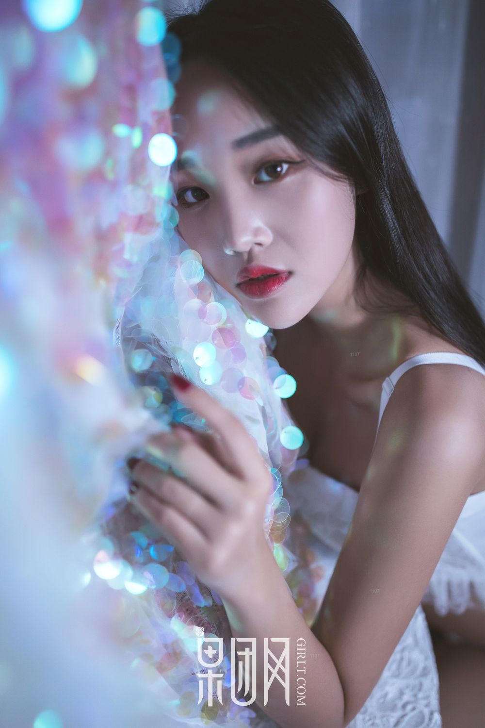 痴情少女衣衫不整 姿容曼妙惹人怜爱