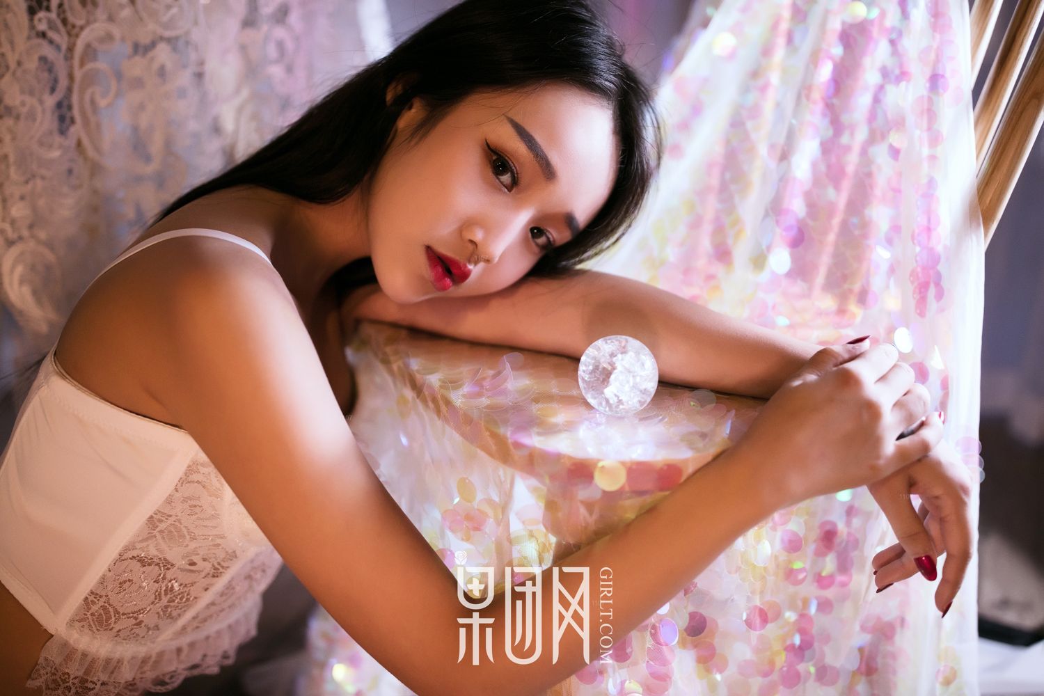 痴情少女衣衫不整 姿容曼妙惹人怜爱