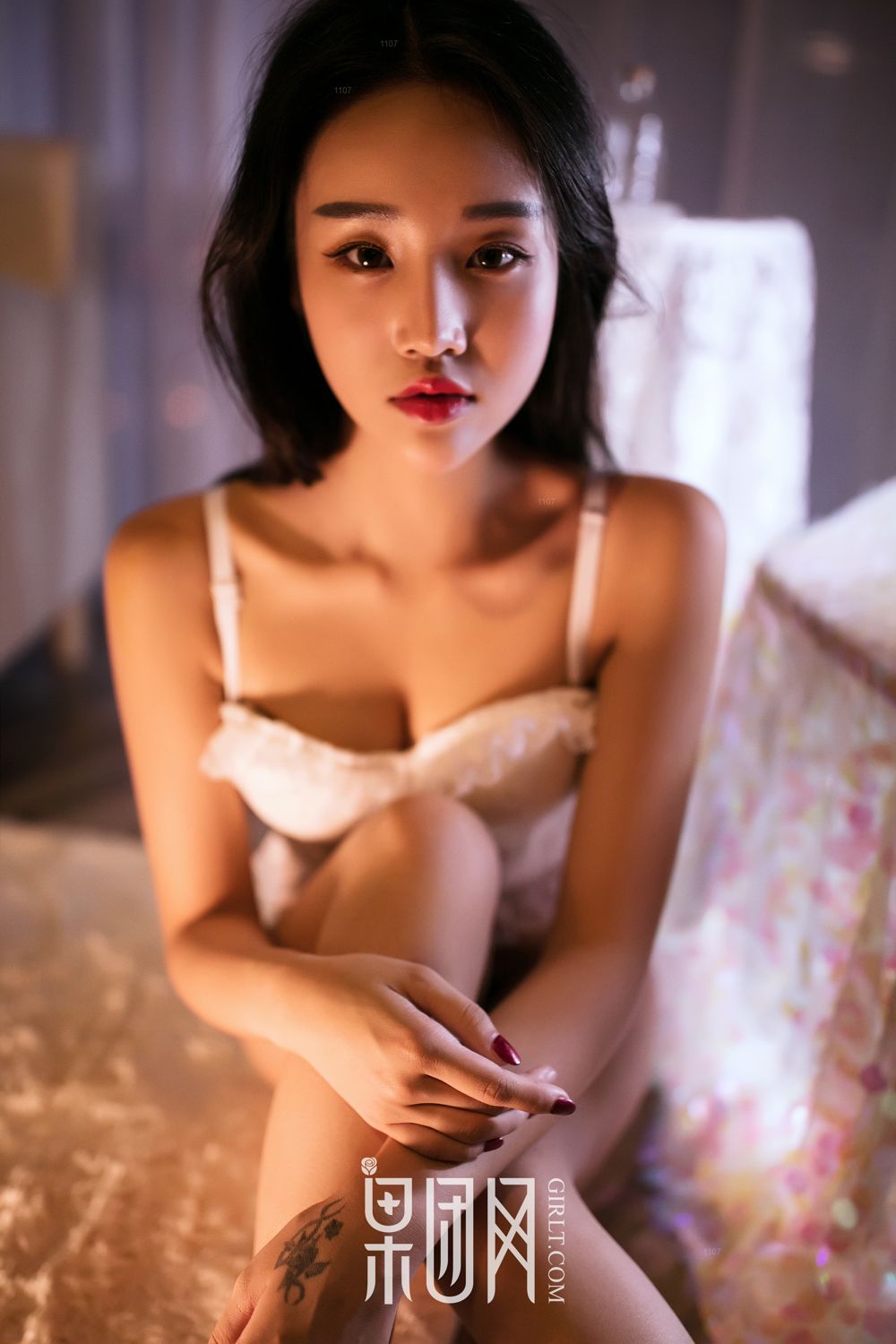 痴情少女衣衫不整 姿容曼妙惹人怜爱
