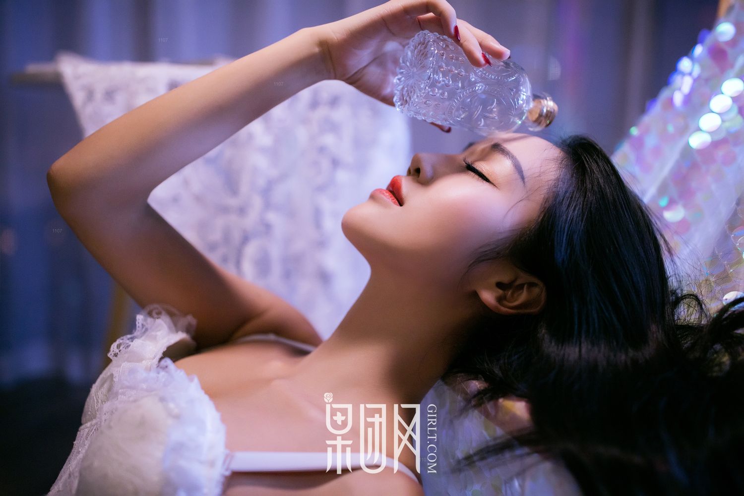 痴情少女衣衫不整 姿容曼妙惹人怜爱