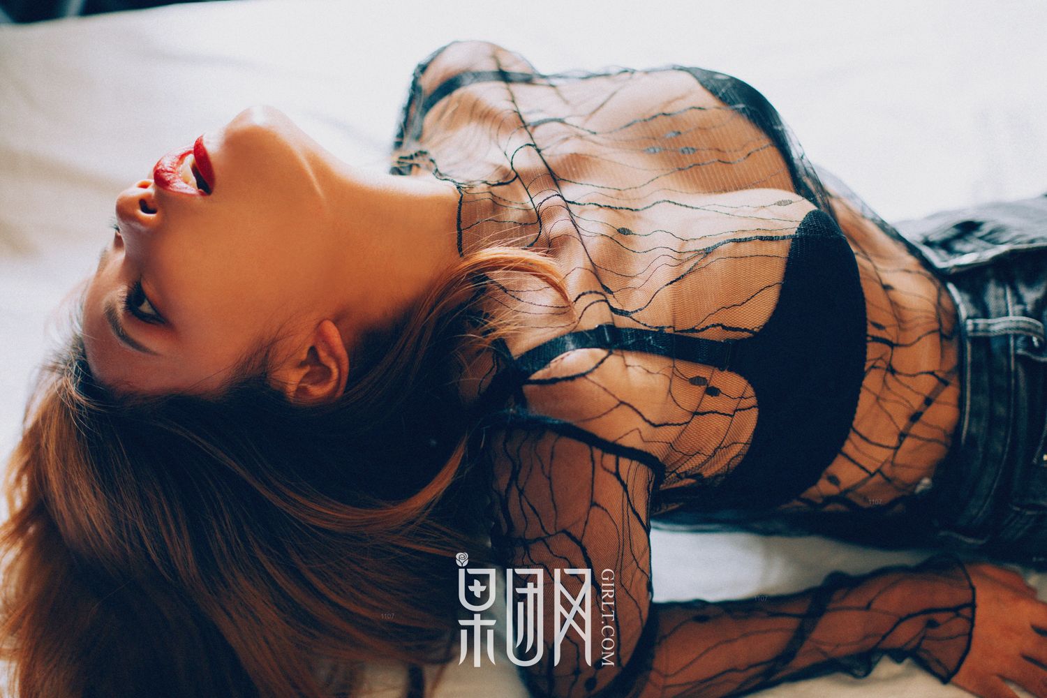 性感丰唇少女清凉上阵 黑丝加身若隐若现性感撩人