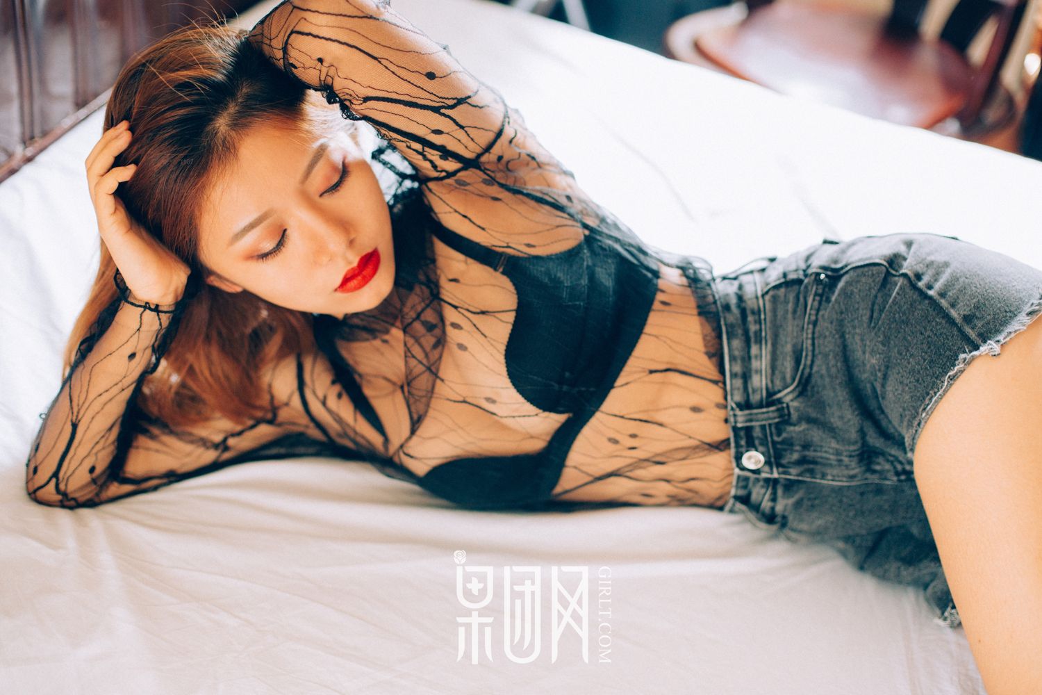 性感丰唇少女清凉上阵 黑丝加身若隐若现性感撩人