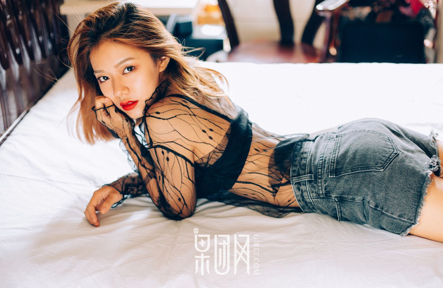 性感丰唇少女清凉上阵 黑丝加身若隐若现性感撩人