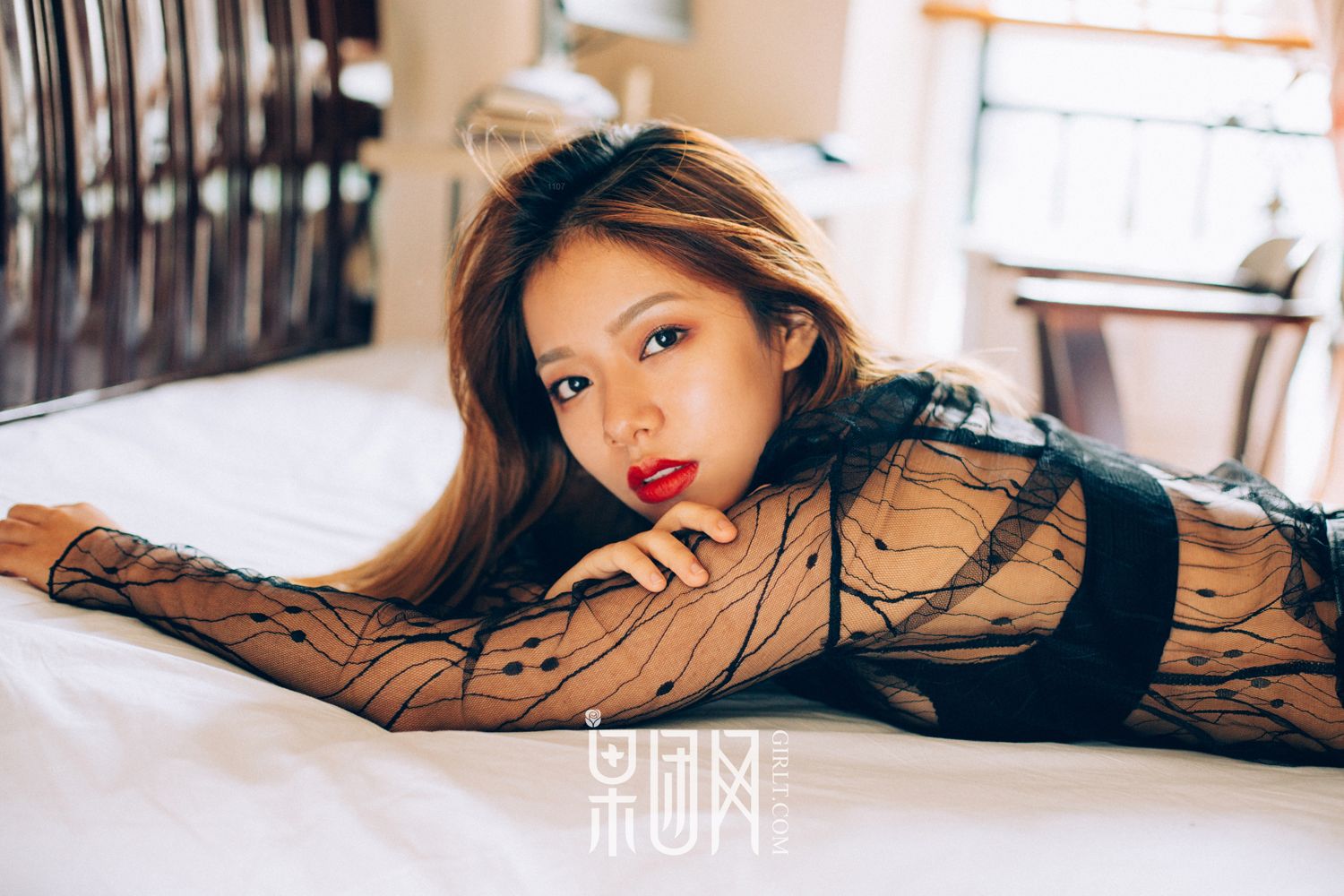 性感丰唇少女清凉上阵 黑丝加身若隐若现性感撩人