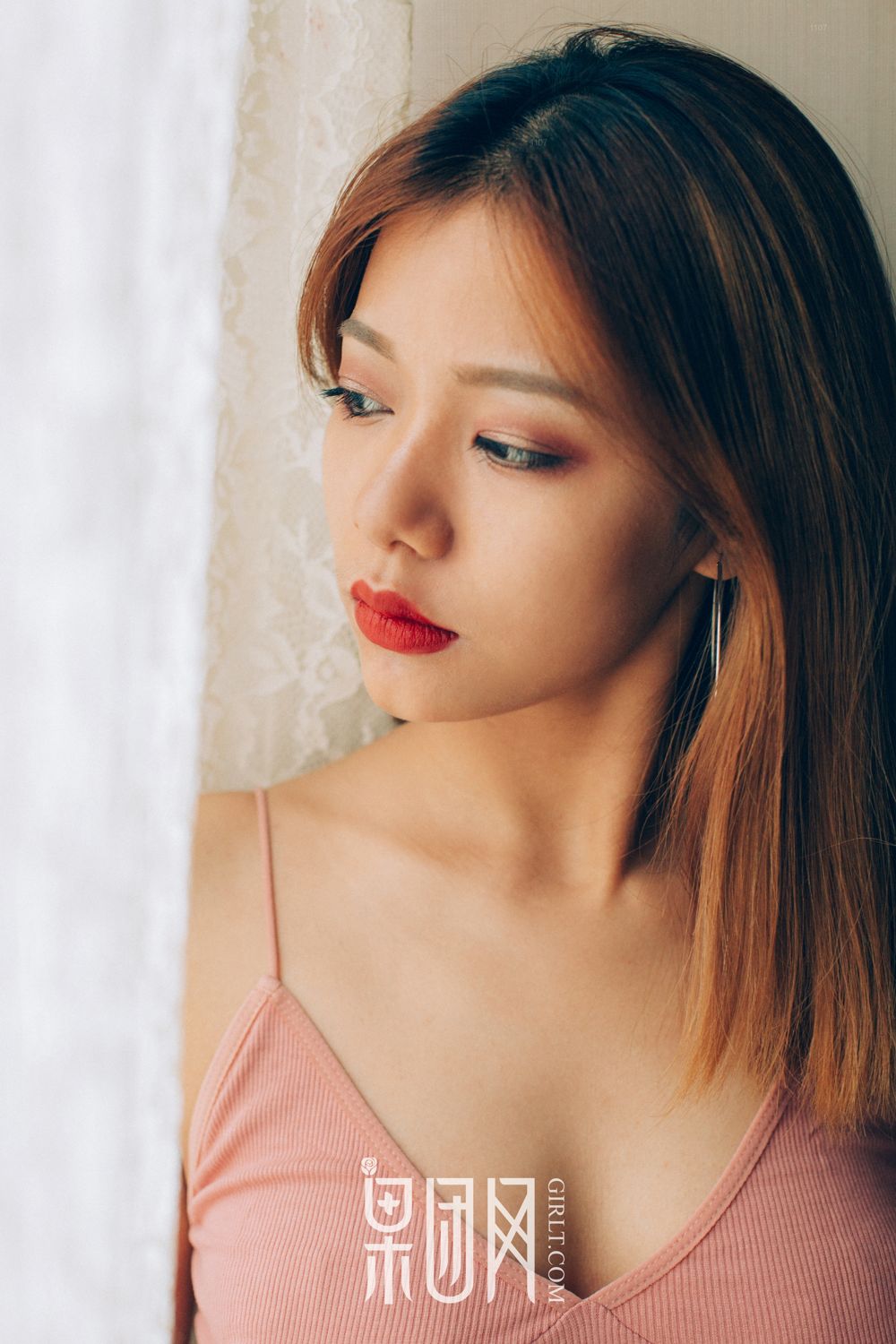 性感丰唇少女清凉上阵 黑丝加身若隐若现性感撩人