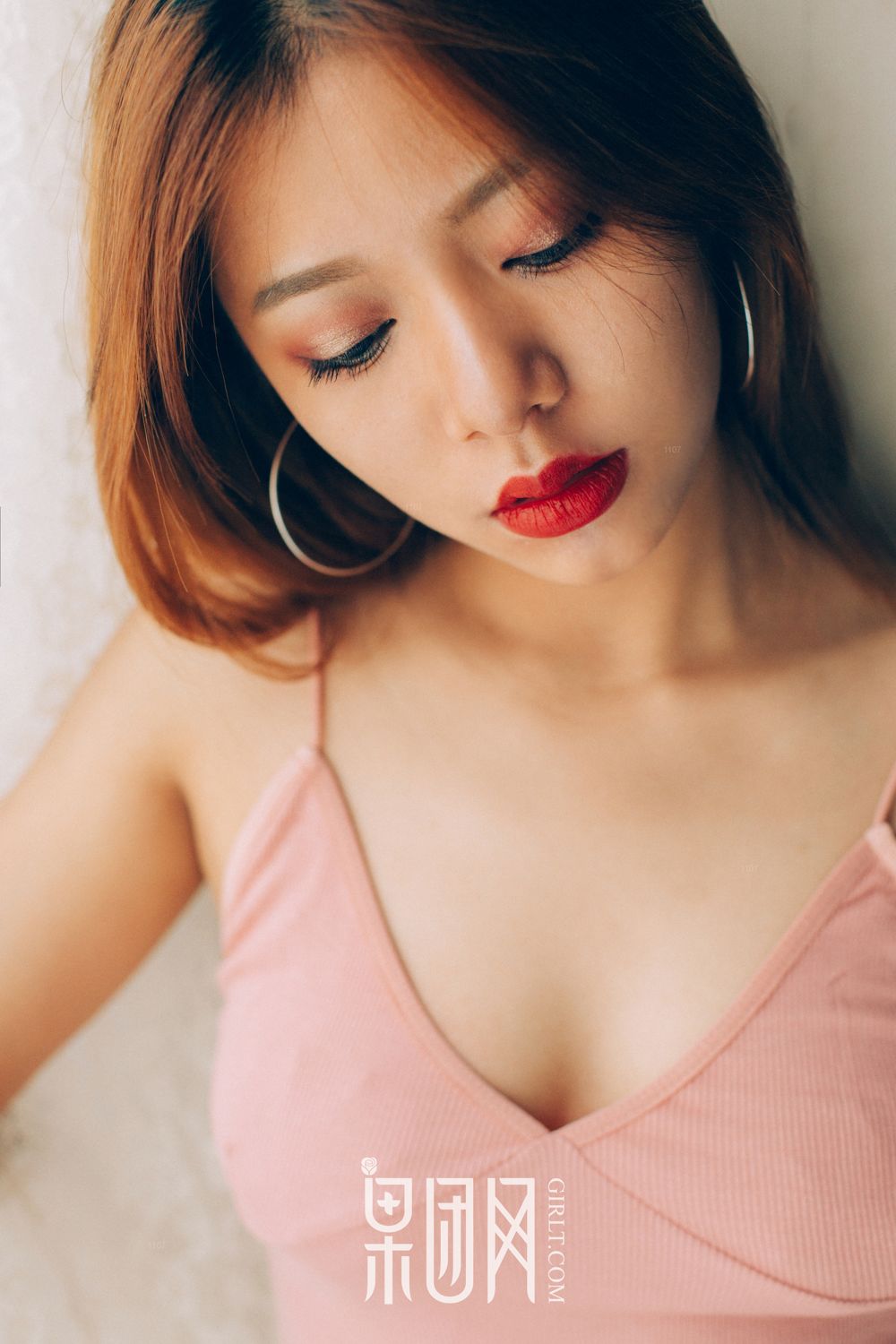 性感丰唇少女清凉上阵 黑丝加身若隐若现性感撩人