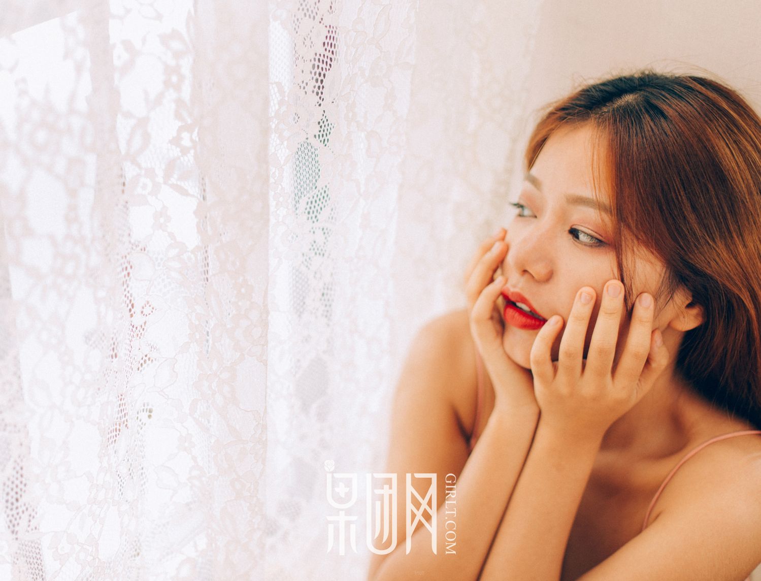 性感丰唇少女清凉上阵 黑丝加身若隐若现性感撩人