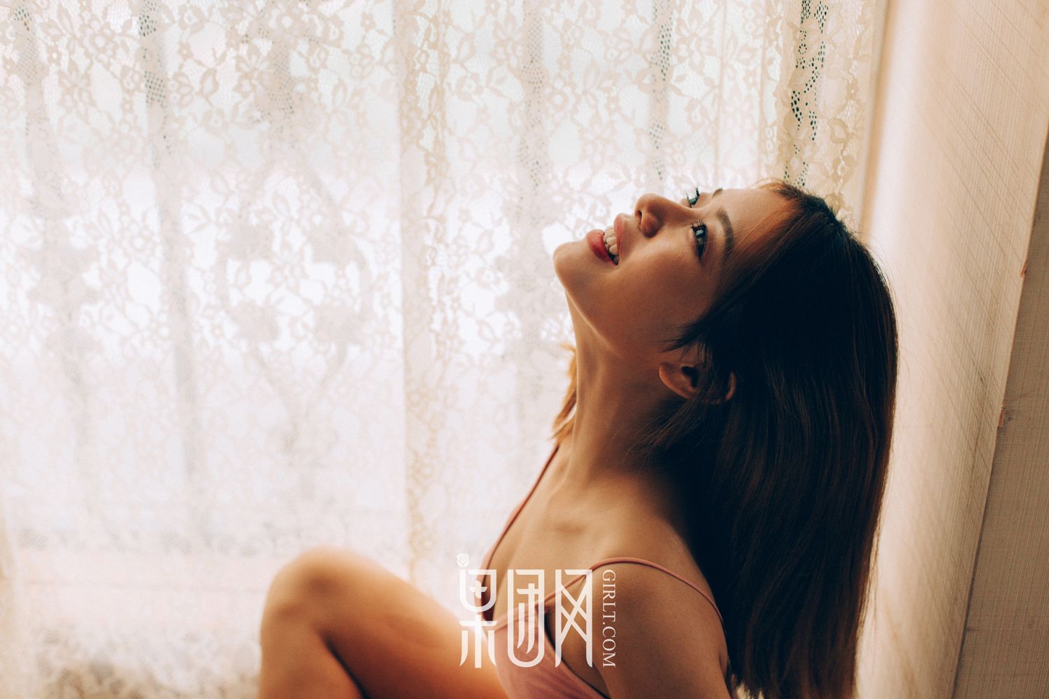 性感丰唇少女清凉上阵 黑丝加身若隐若现性感撩人