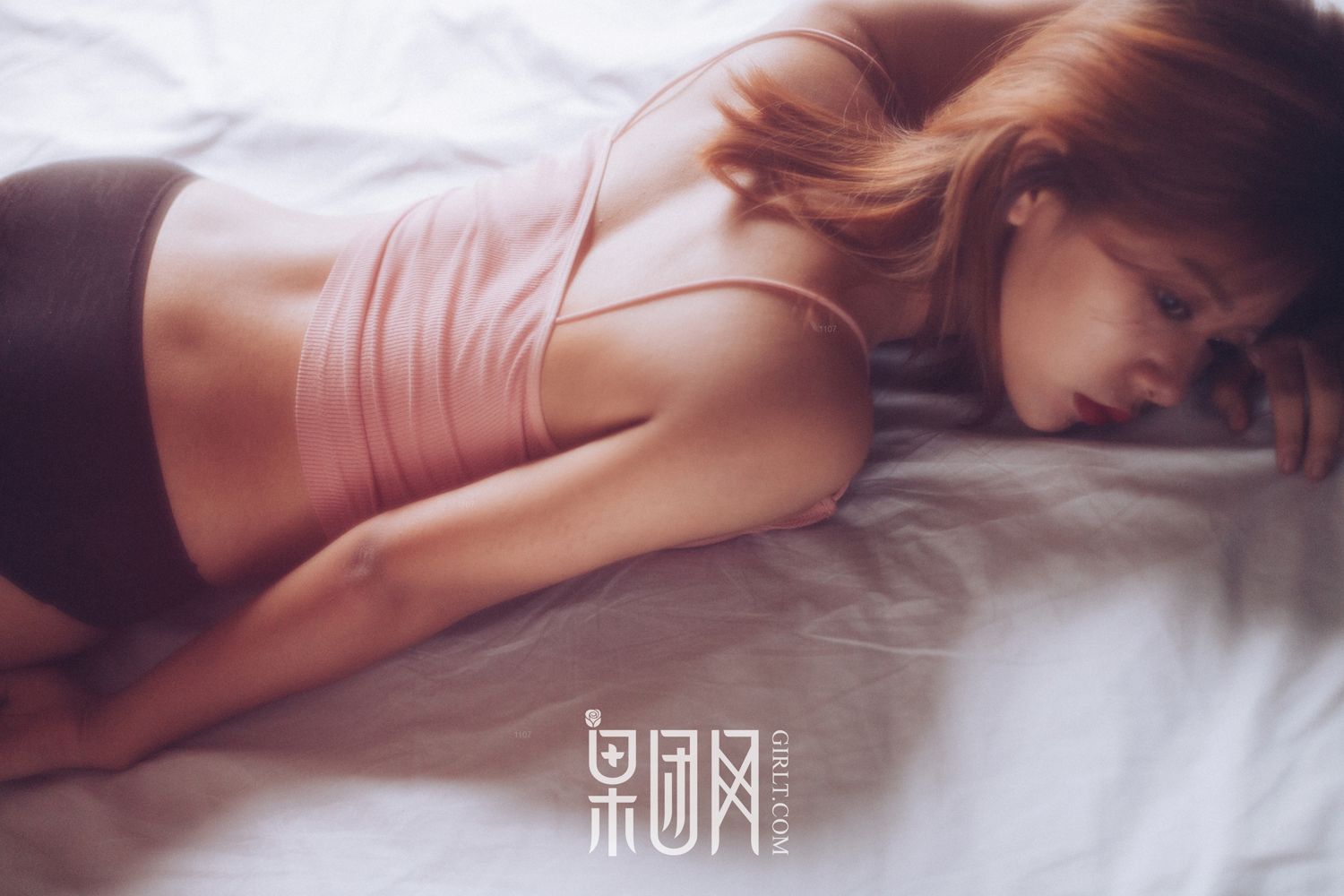 性感丰唇少女清凉上阵 黑丝加身若隐若现性感撩人