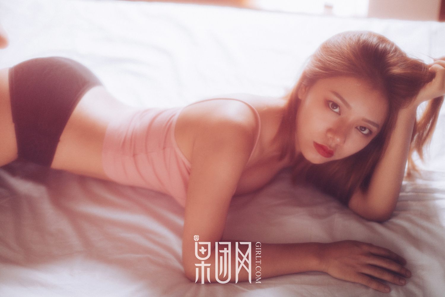 性感丰唇少女清凉上阵 黑丝加身若隐若现性感撩人