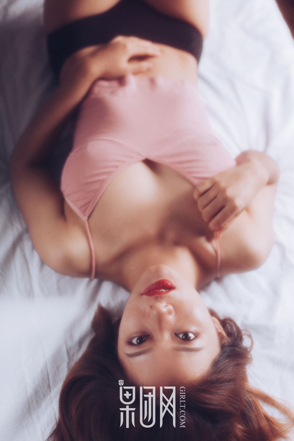 性感丰唇少女清凉上阵 黑丝加身若隐若现性感撩人