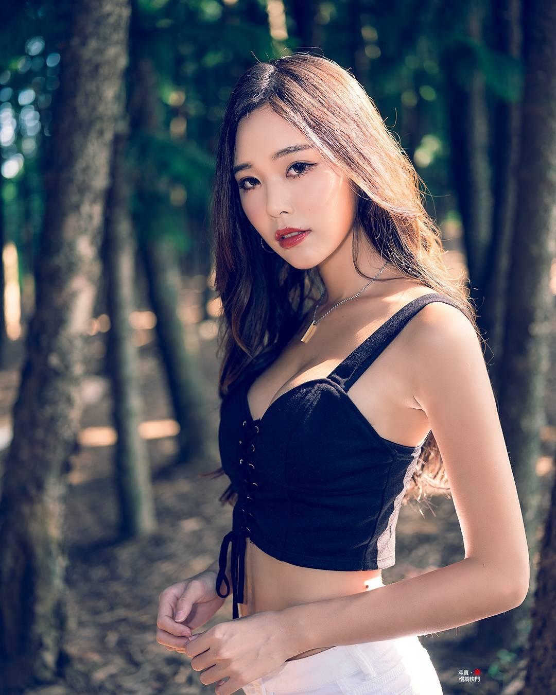 台湾音乐才女黄上晏 骨感系美人四肢纤细