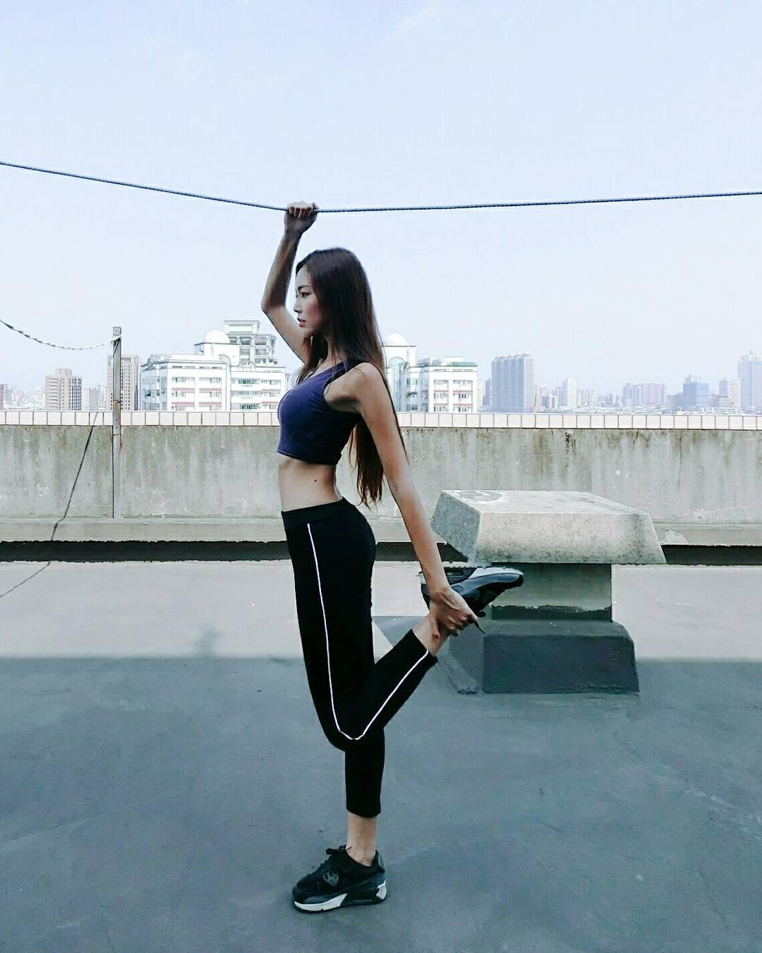 台湾音乐才女黄上晏 骨感系美人四肢纤细