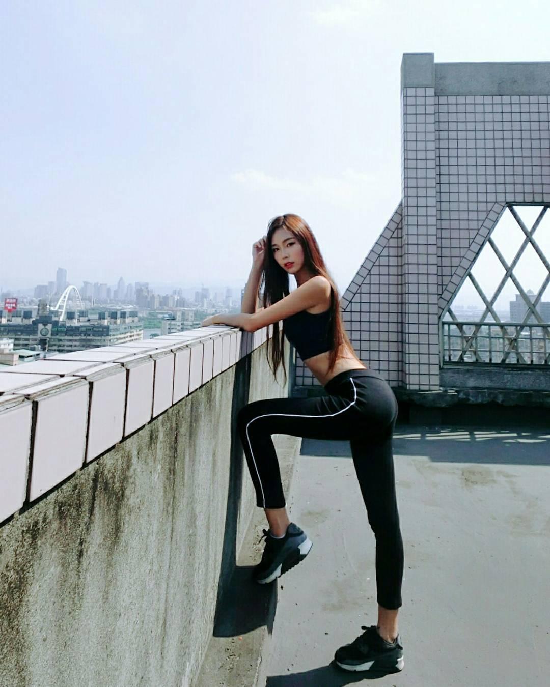 台湾音乐才女黄上晏 骨感系美人四肢纤细