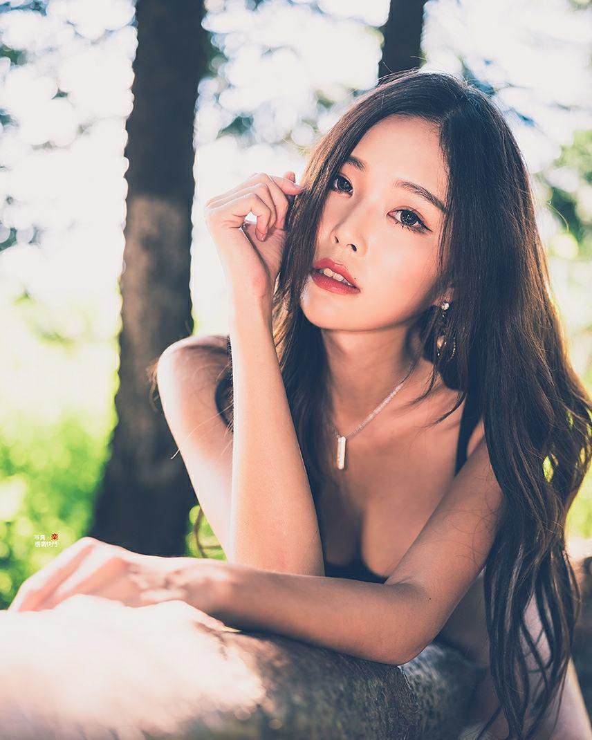 台湾音乐才女黄上晏 骨感系美人四肢纤细