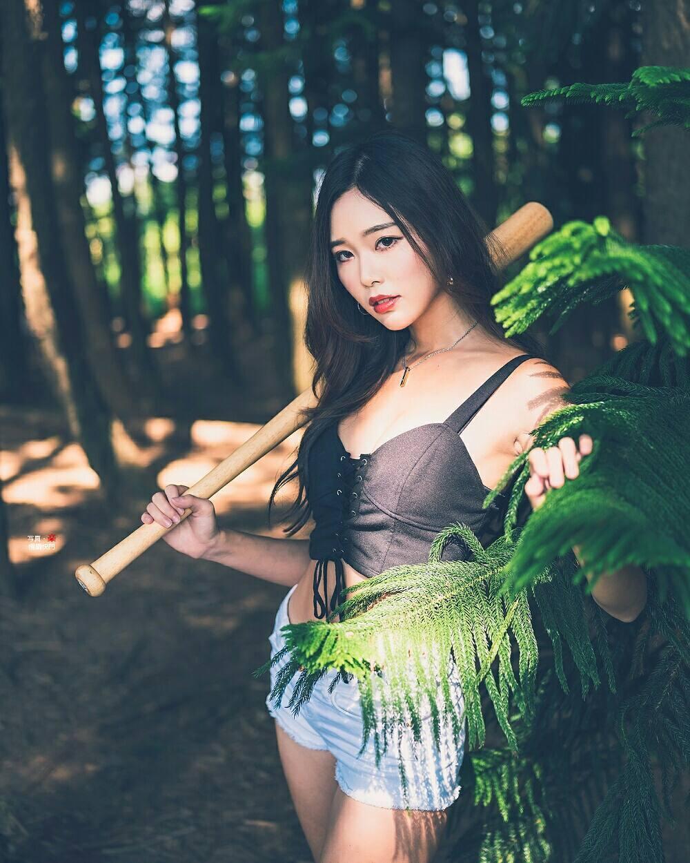 台湾音乐才女黄上晏 骨感系美人四肢纤细