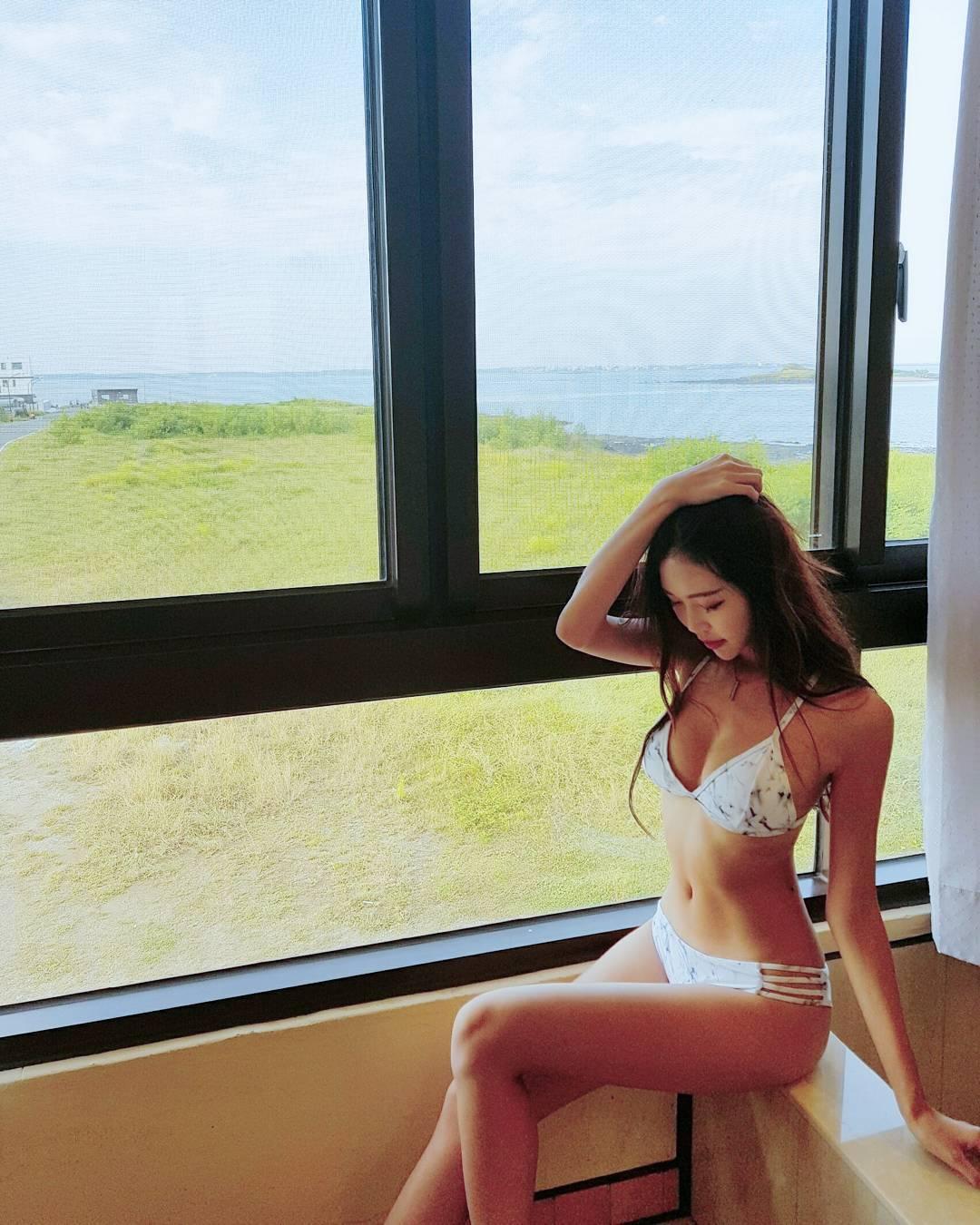 台湾音乐才女黄上晏 骨感系美人四肢纤细