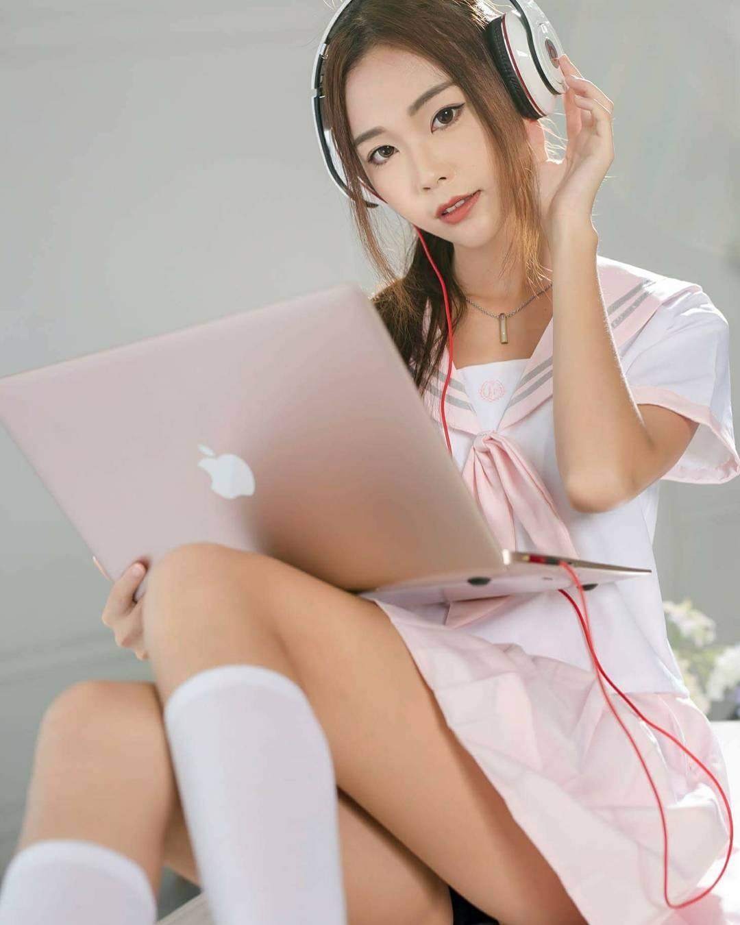 台湾音乐才女黄上晏 骨感系美人四肢纤细