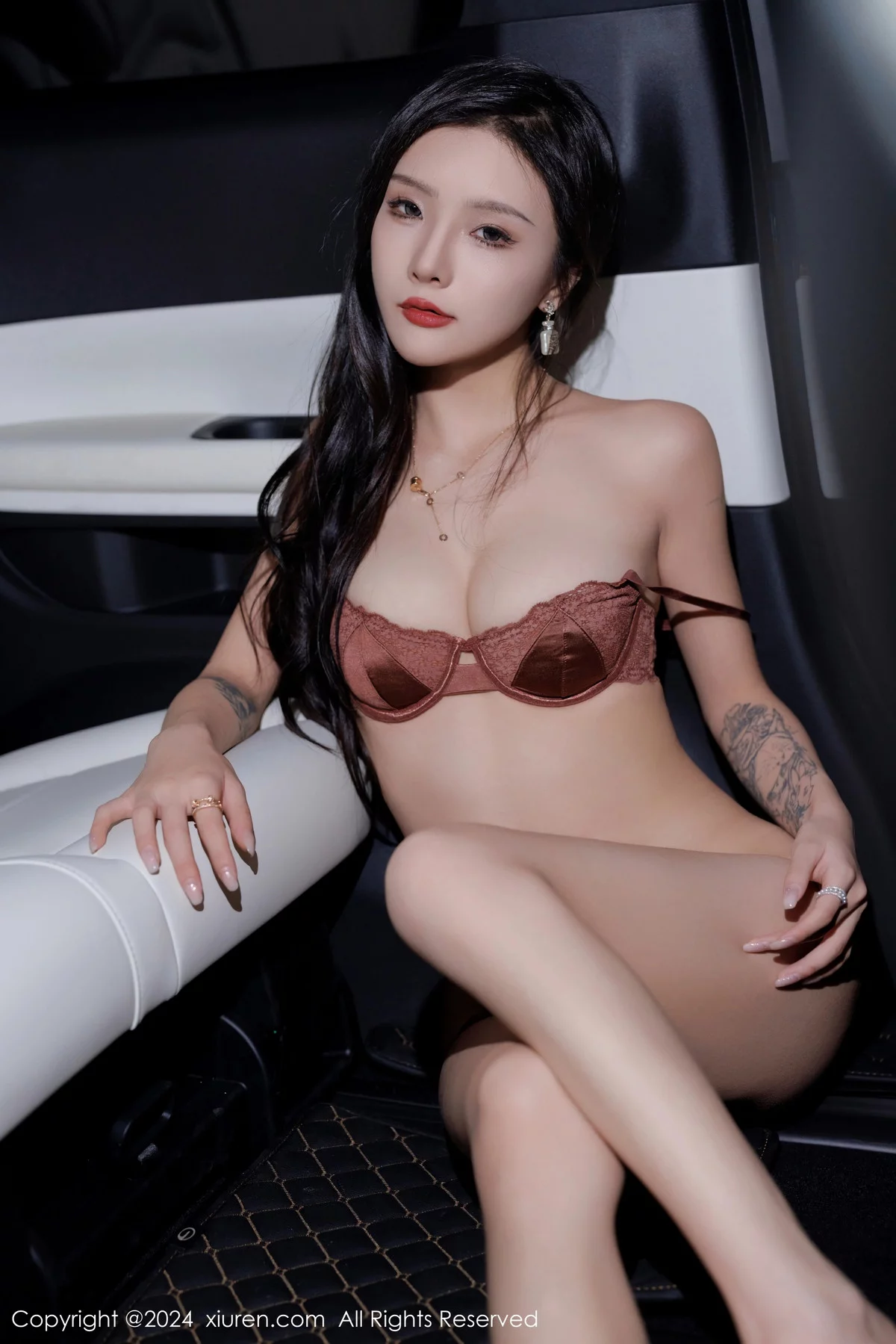 [XiuRen]高清写真图 2024.01.11 No.7942 七七kiko 丝袜美腿
