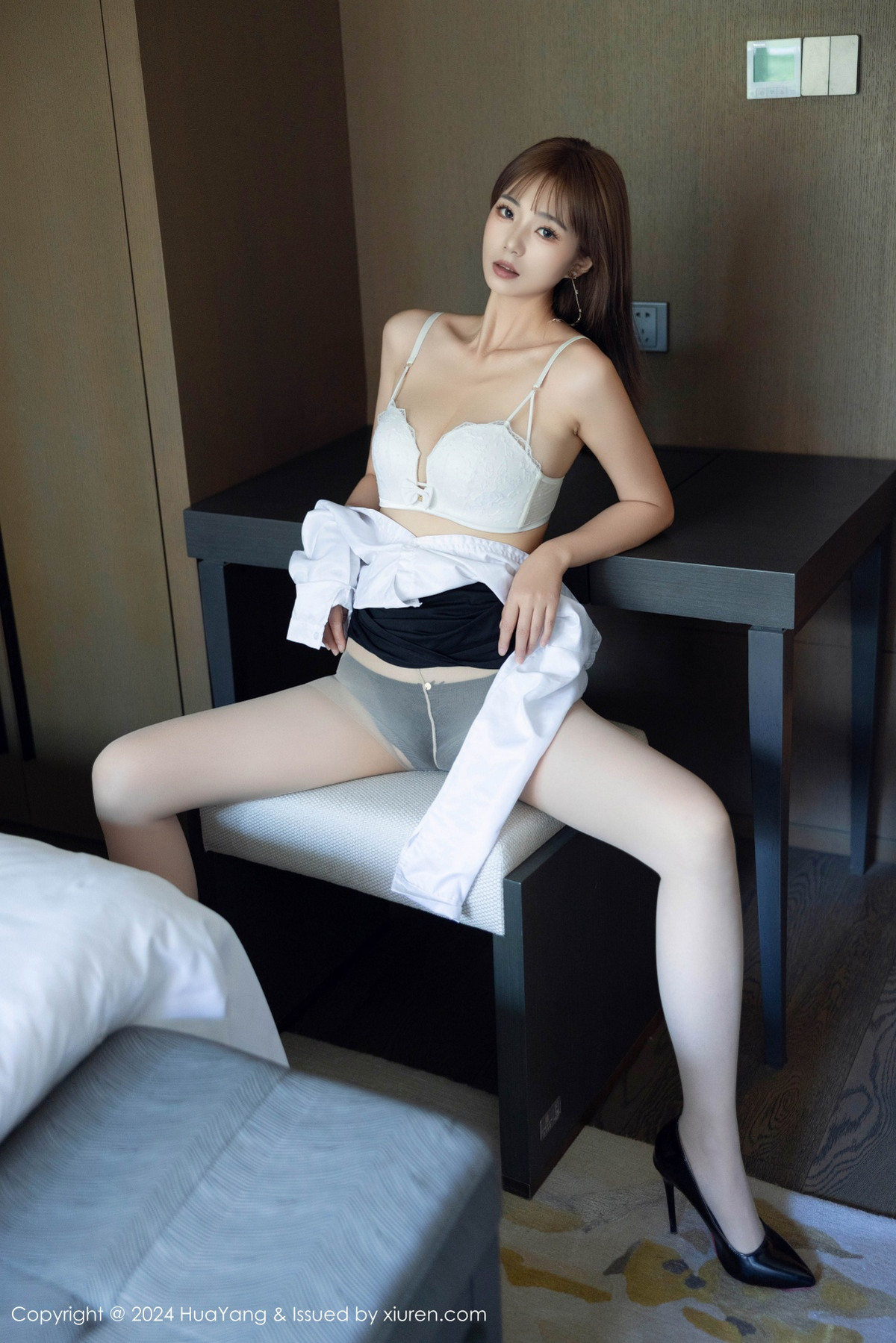 [HuaYang]高清写真图 2024.09.05 VOL.604 宋-kiki 丝袜美腿