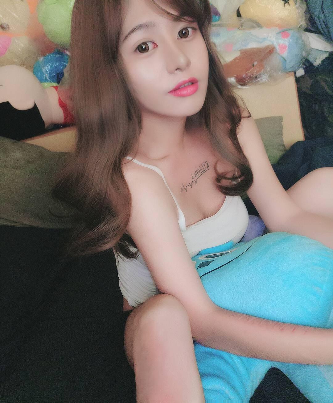 翁沛妍眼神好萌 男友视角慵懒迷人