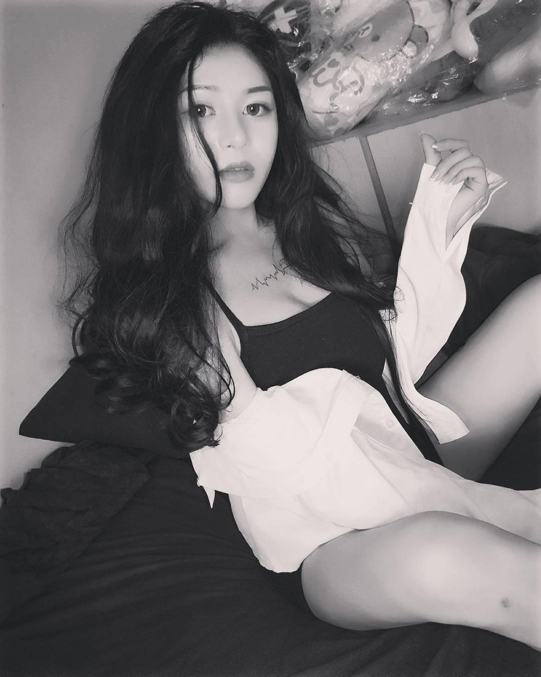 翁沛妍眼神好萌 男友视角慵懒迷人