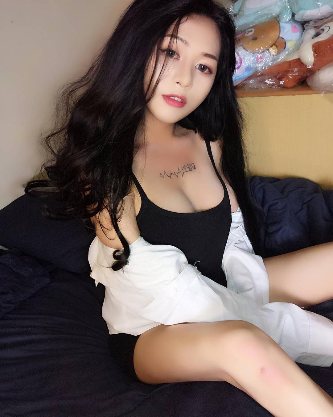 翁沛妍眼神好萌 男友视角慵懒迷人