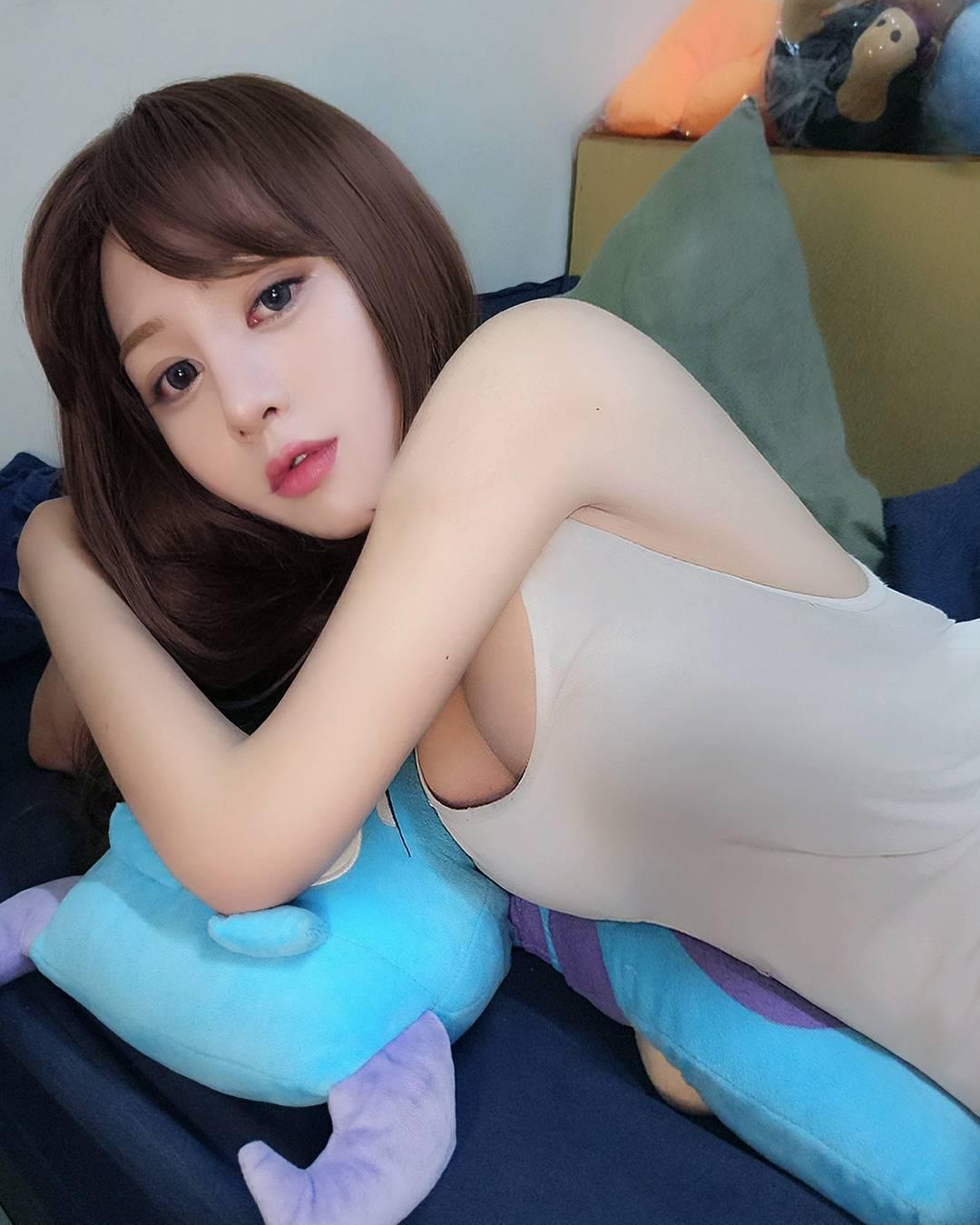翁沛妍眼神好萌 男友视角慵懒迷人