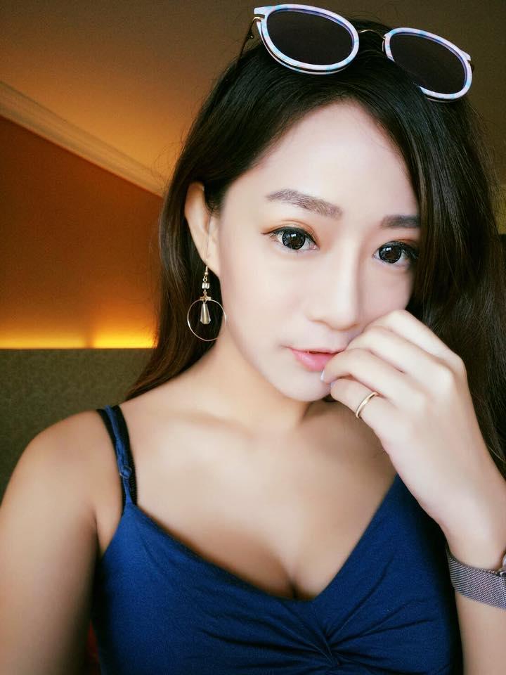 苹果甜心APO Chou 电力十足的美腿车模