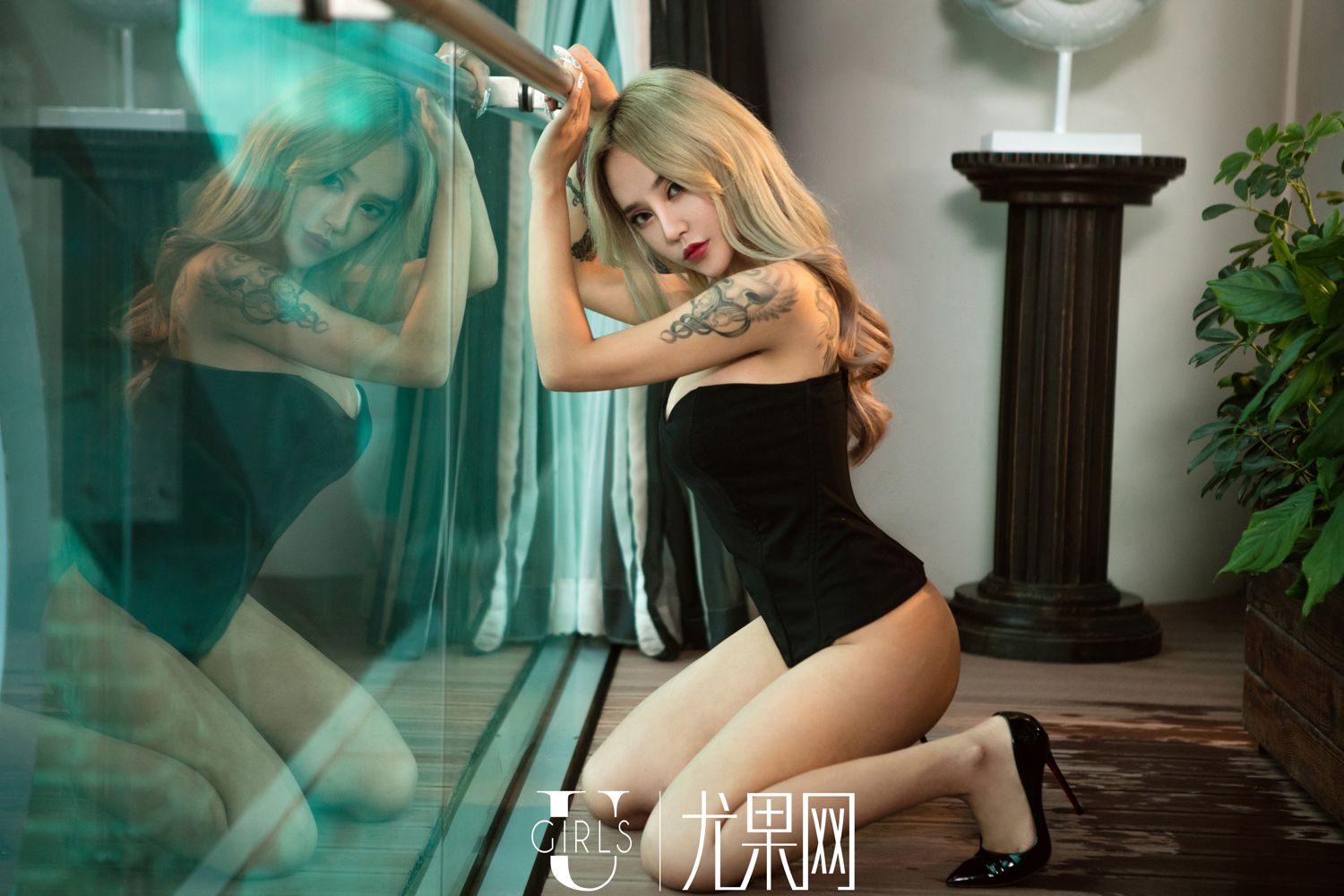 尤果金发辣妹Aleo 火红色的比基尼