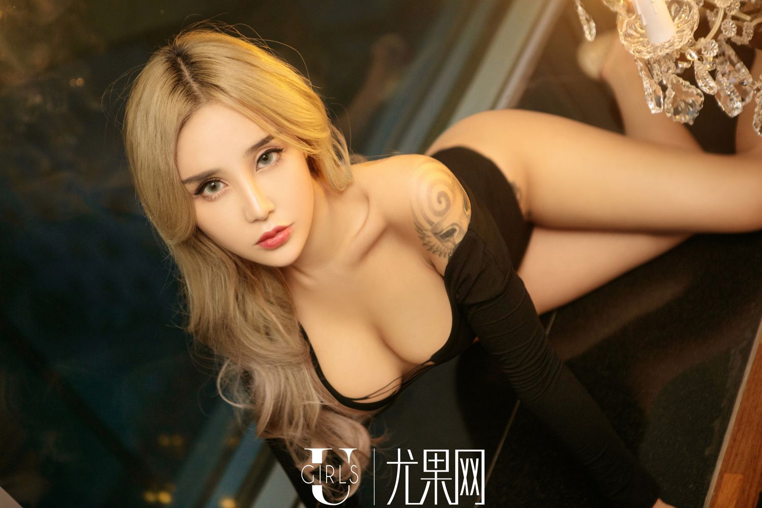 尤果金发辣妹Aleo 火红色的比基尼