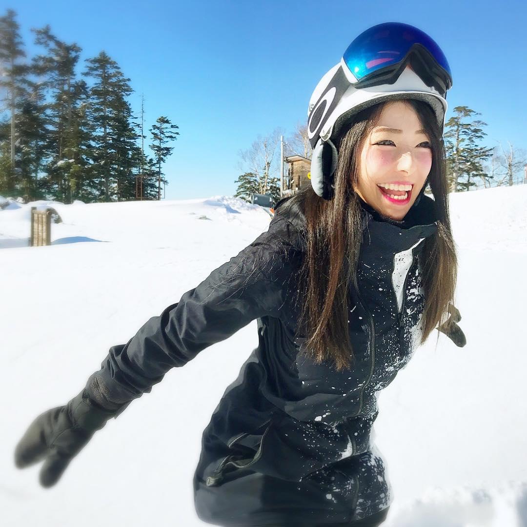 上山又下海！运动正妹りほ紧身衣好迷人