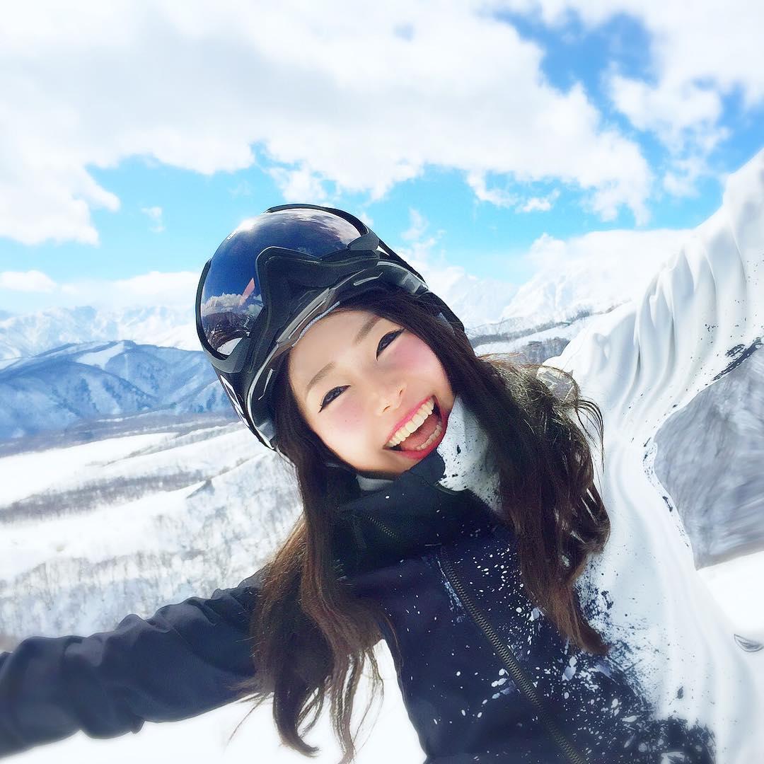 上山又下海！运动正妹りほ紧身衣好迷人