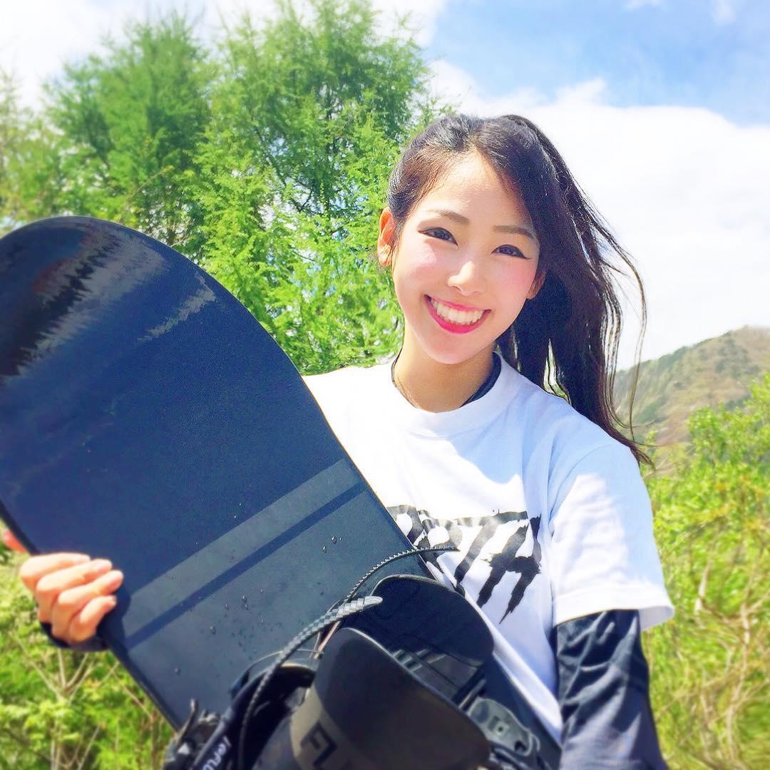 上山又下海！运动正妹りほ紧身衣好迷人