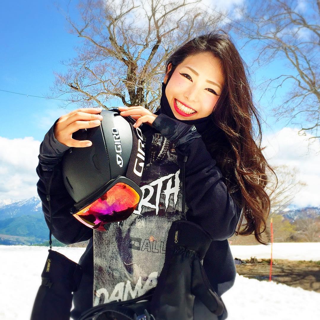 上山又下海！运动正妹りほ紧身衣好迷人