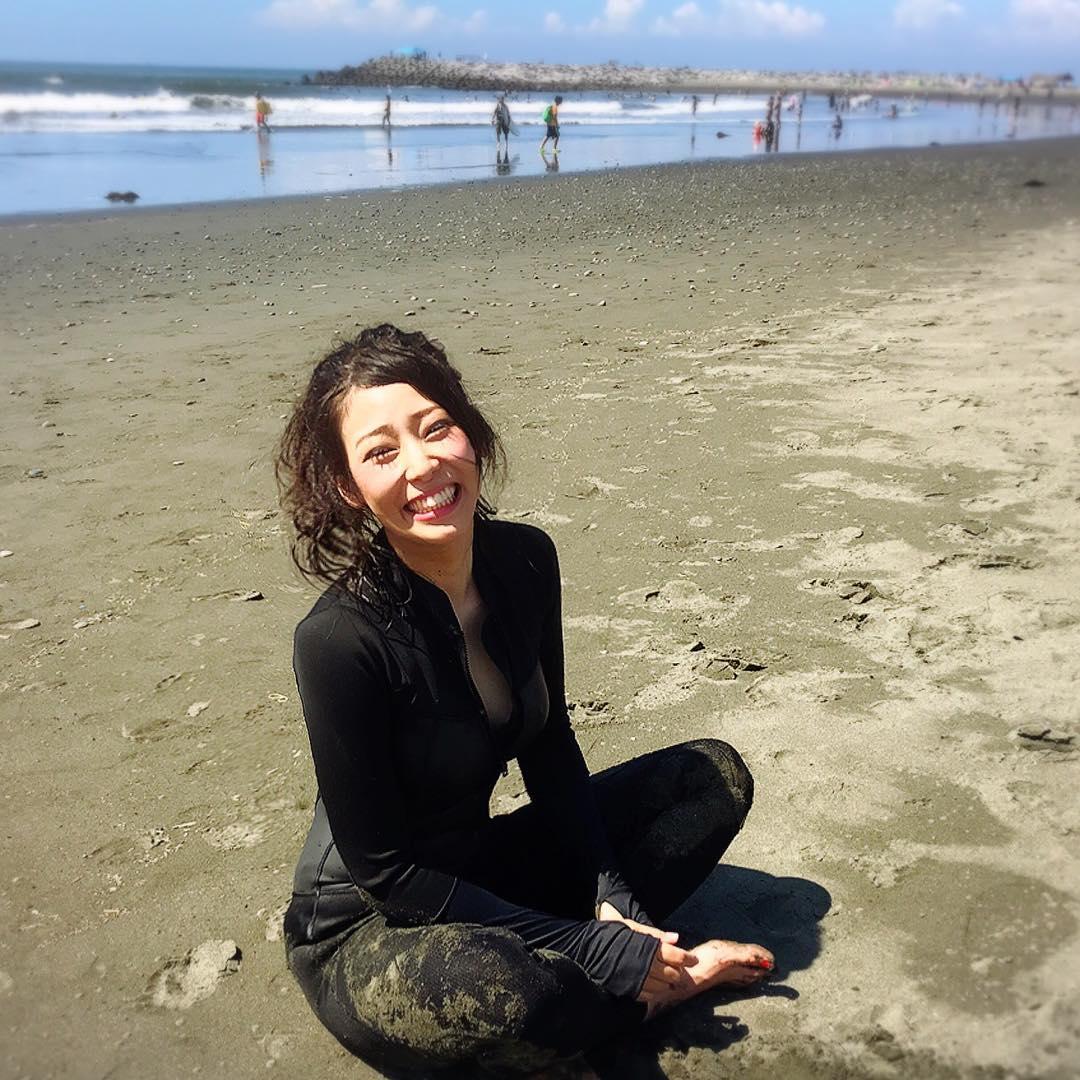 上山又下海！运动正妹りほ紧身衣好迷人