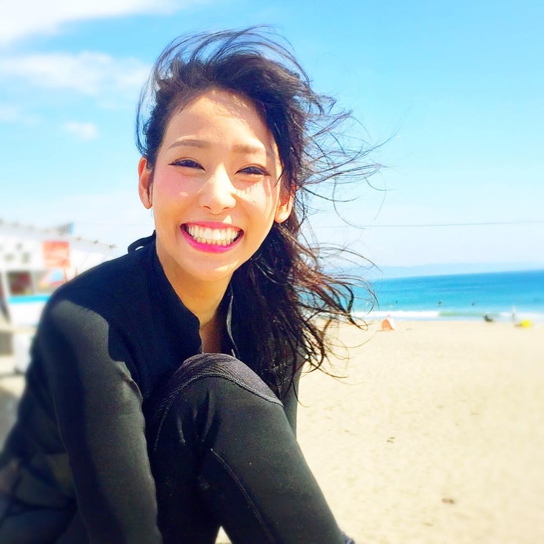 上山又下海！运动正妹りほ紧身衣好迷人