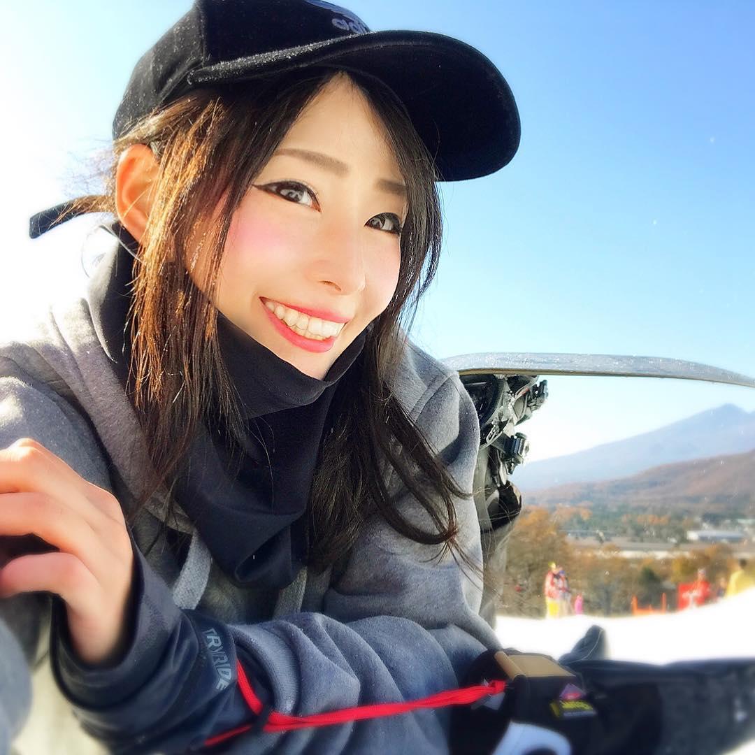 上山又下海！运动正妹りほ紧身衣好迷人