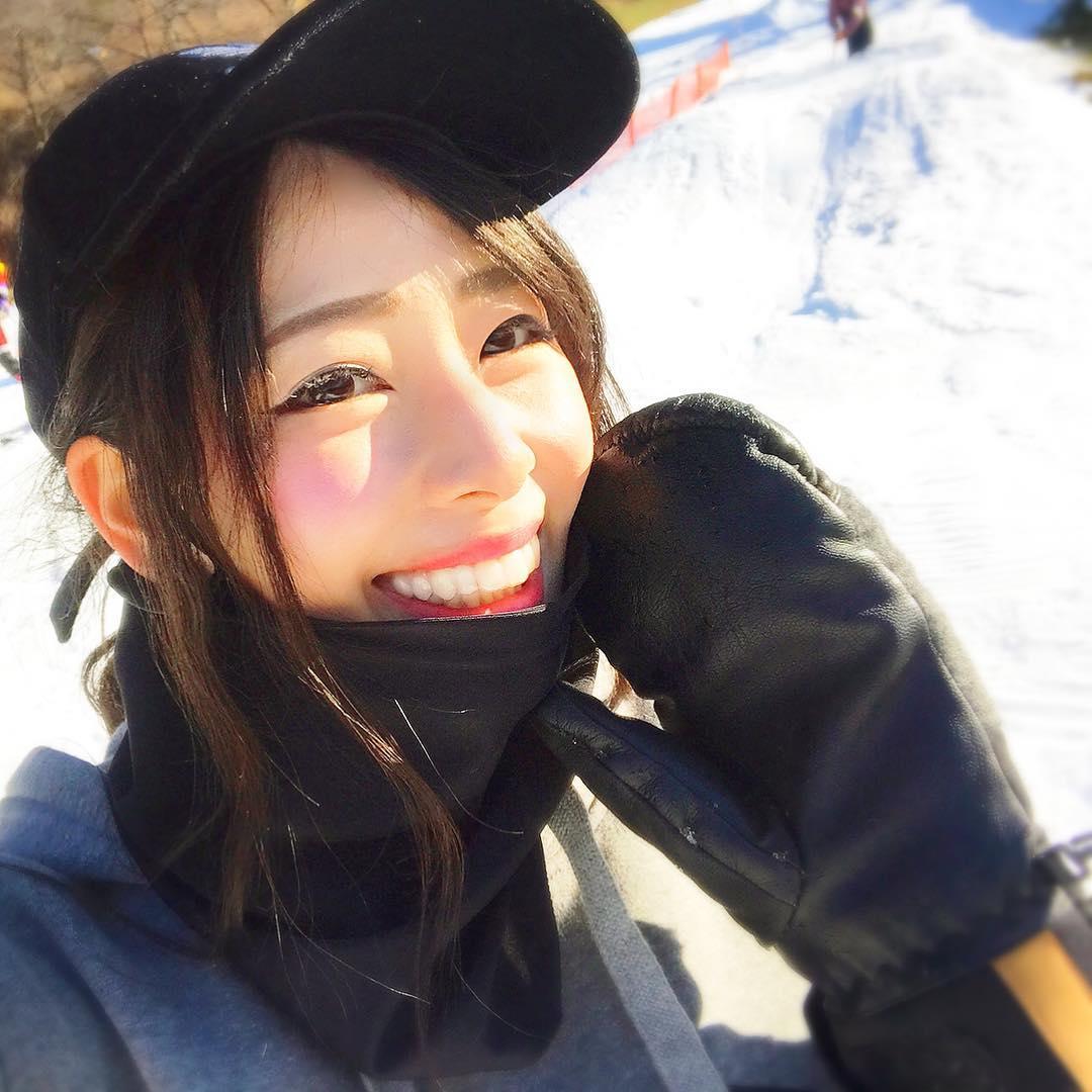 上山又下海！运动正妹りほ紧身衣好迷人